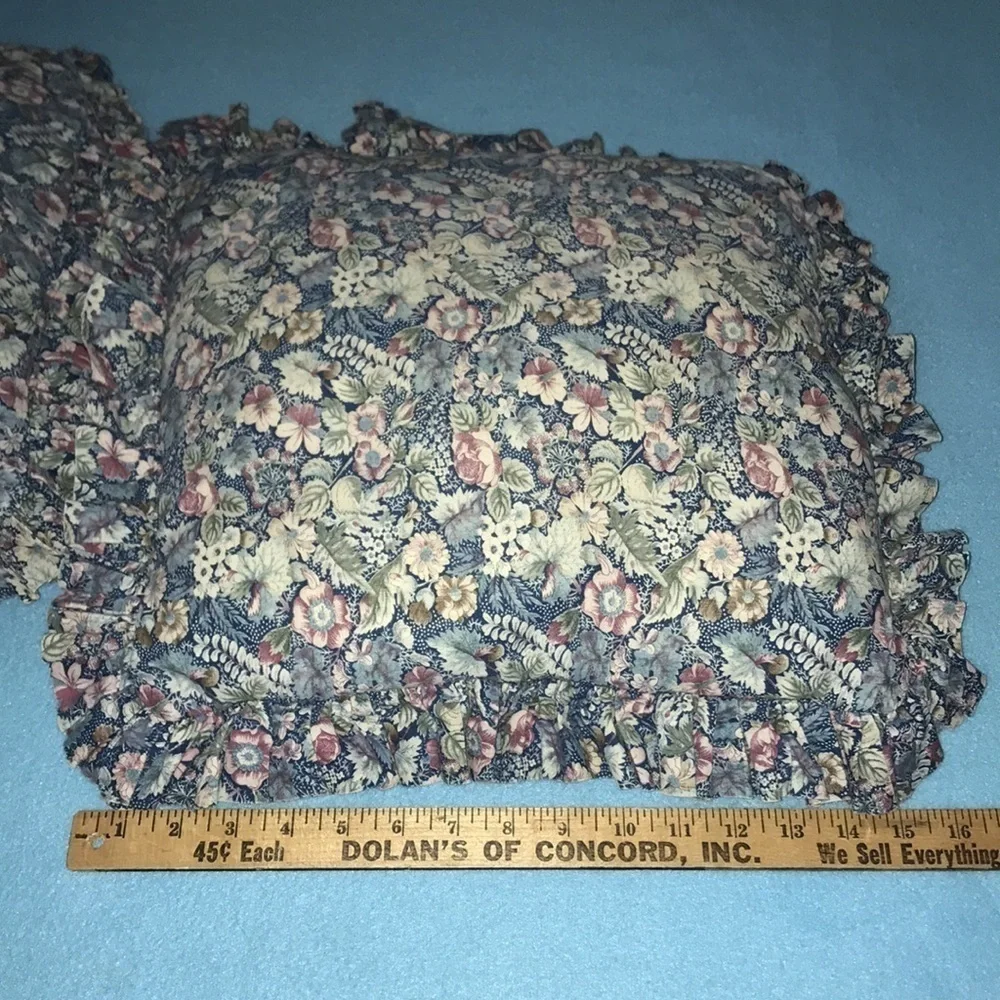 💐FLORAL square ruffle pillows tiny flaw size 17” X 17”